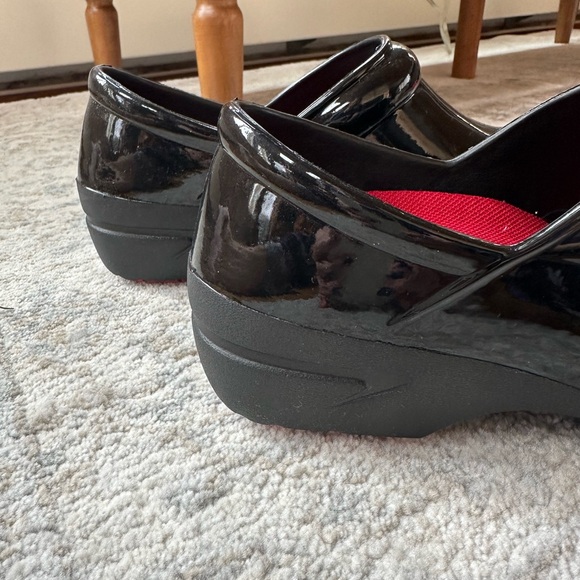 Anywear Women's SR Angel Black Patent Nursing Clogs NWOT - Picture 3 of 5